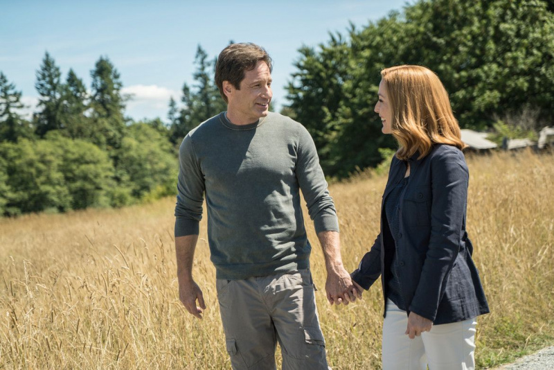 X -Files S10 епизод Отново вкъщи - Мълдър и Скали се държат за ръце