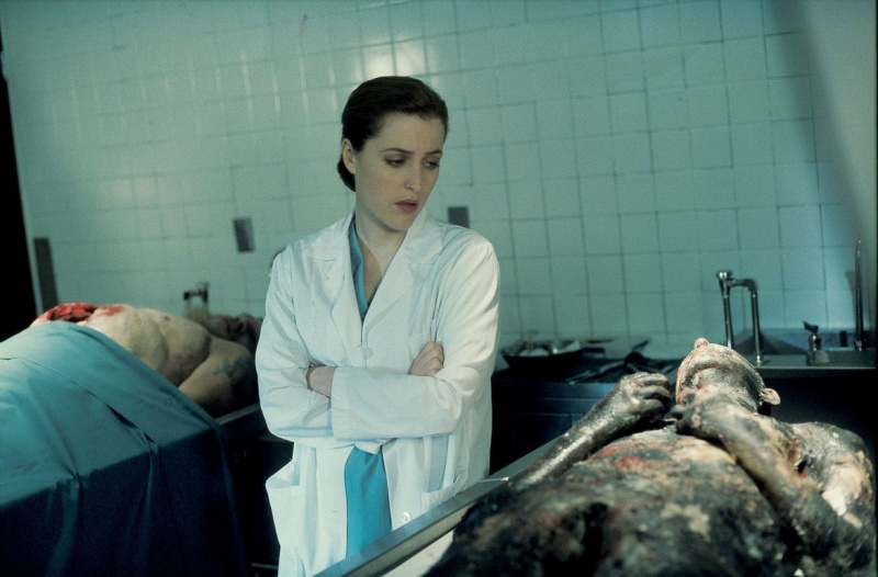 O episódio de Arquivo X Leonard Betts - Scully olhando para o cadáver