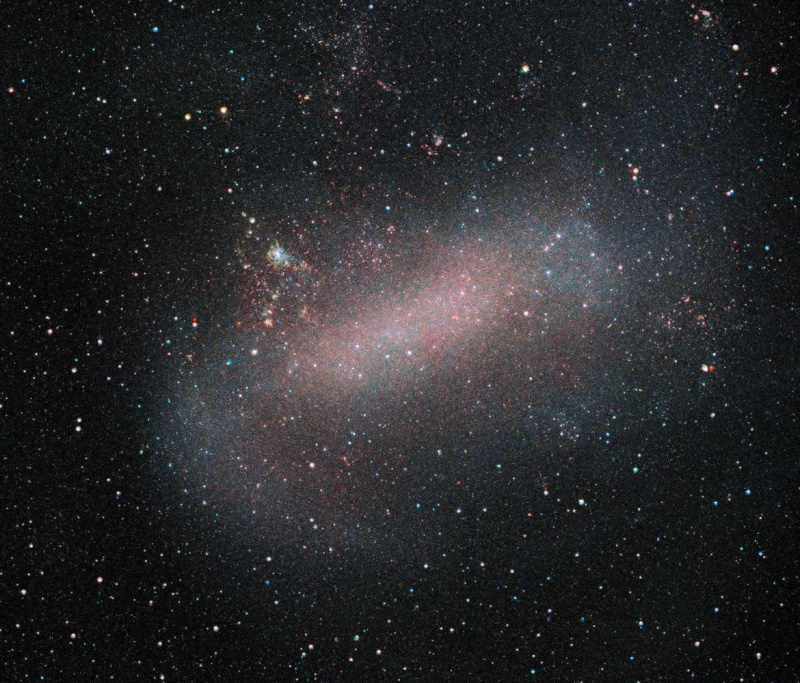 A Grande Nuvem de Magalhães, uma galáxia anã que orbita a Via Láctea, vista em cores infravermelhas. Crédito: ESO / VMC Survey