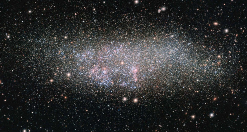 VLTサーベイ望遠鏡によって画像化された、私たちの宇宙の近所で最も孤独な（そして最も古い）銀河の1つである銀河ウルフ-ランドマーク-メロット。クレジット：ESO