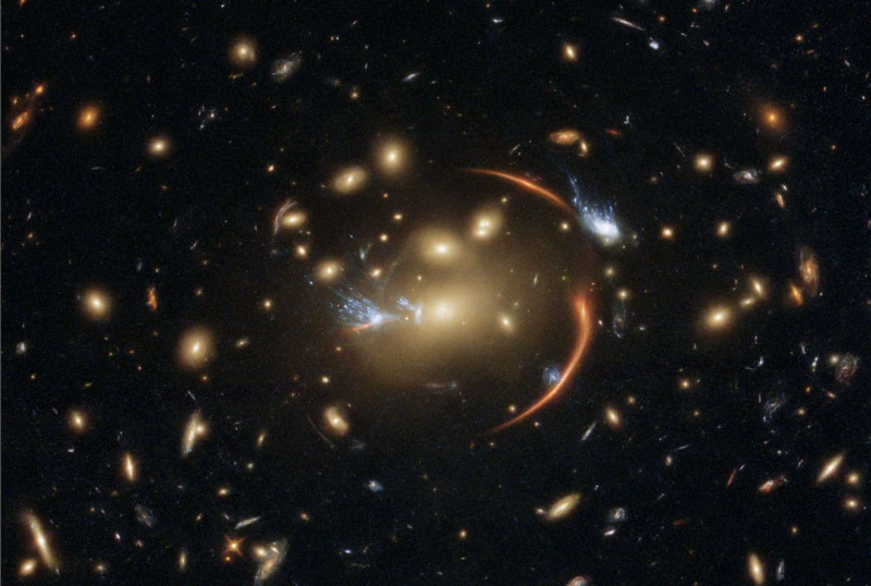 Magnifique image Hubble d'un espace de déformation de cluster et de gaz de décapage