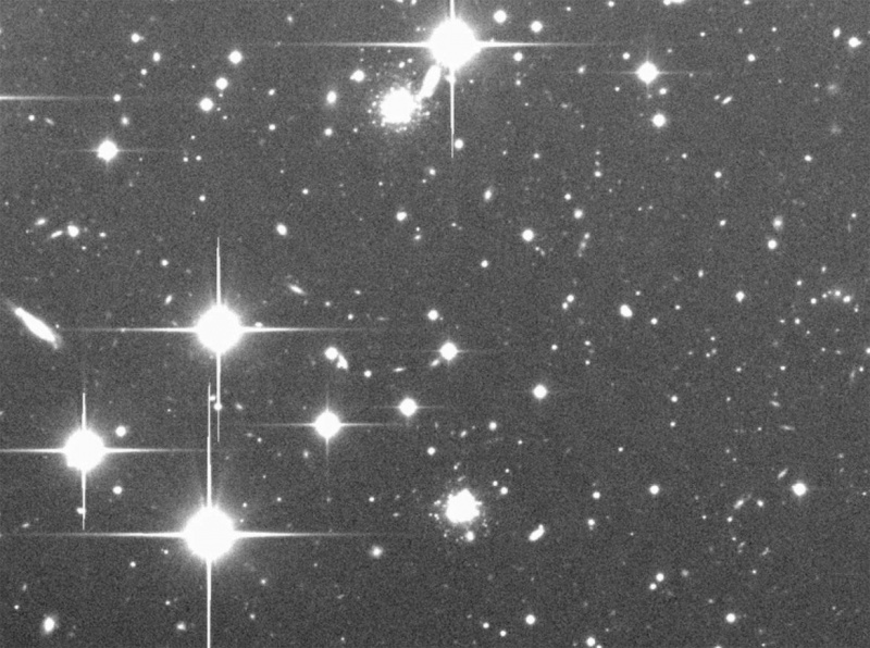 안드로메다 주변의 PAndAS 조사의 작은 부분은 안드로메다 중심에서 각각 330,000광년 이상 떨어져 있는 많은 별(은하수 구성원), 배경 은하, 두 개의 구상 성단(중심 상단 및 하단)을 보여줍니다. 크레딧: Alan W. McConnach