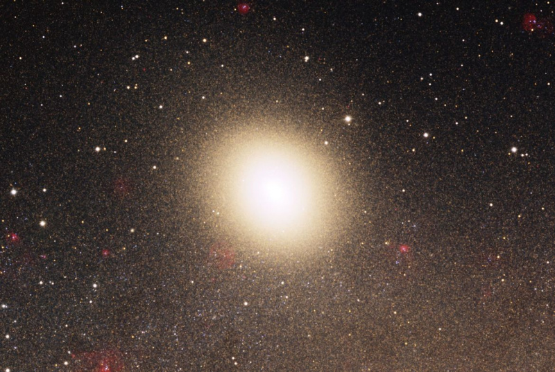 M32, een satelliet van Andromeda, is zelf een volwaardig (als dwerg) sterrenstelsel.