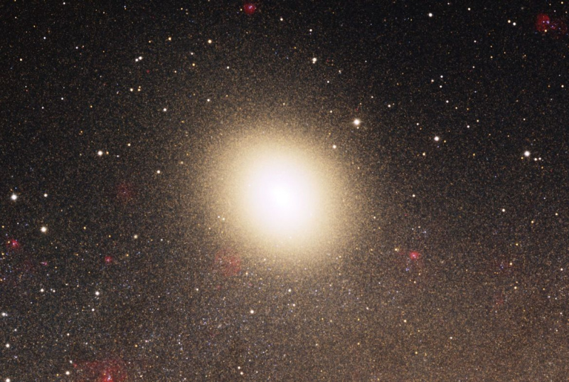 M32, um satélite de Andrômeda, é uma galáxia totalmente desenvolvida (embora anã).