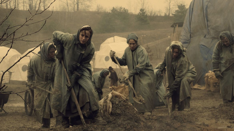 Den ikoniske røde kappen og kostymer fullpakket med mening i sesong 2 av The Handmaid's Tale