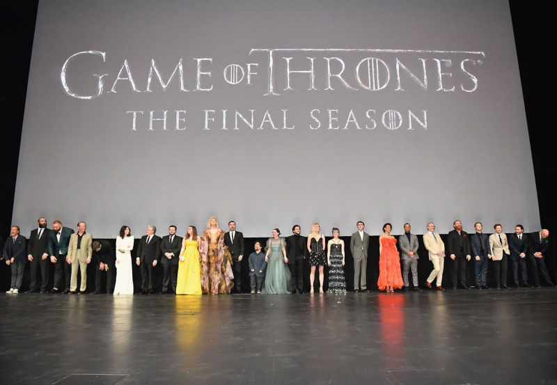O elenco completo aparece no palco na estreia da 8ª temporada de Game of Thrones