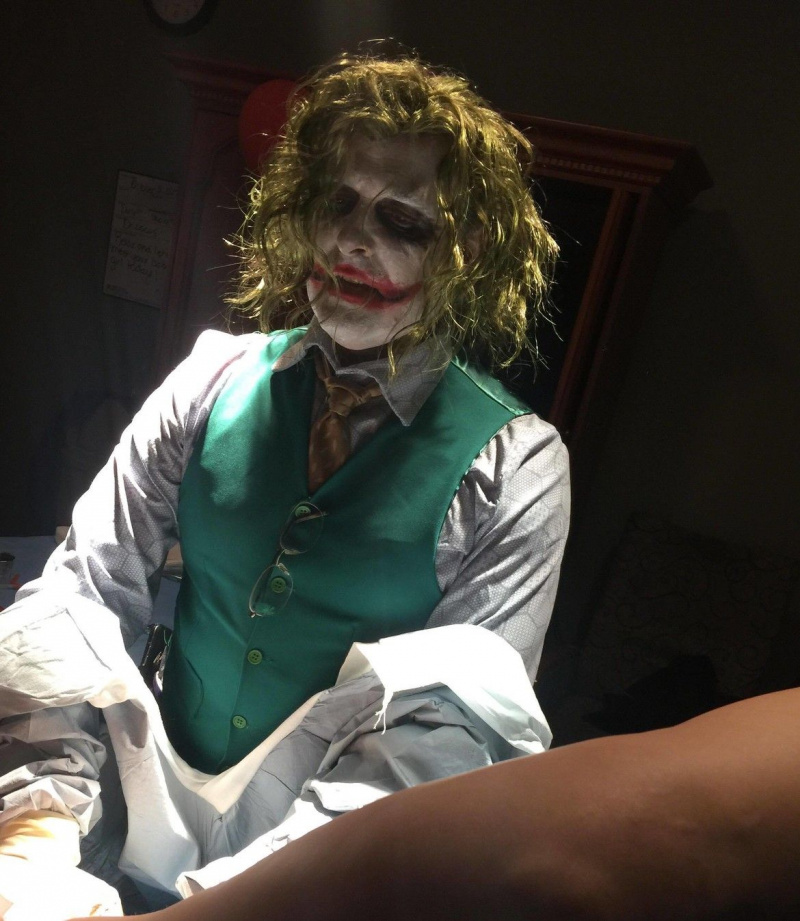Hvorfor så alvorlig, mor? Læge klædt ud som Joker leverer baby på Halloween
