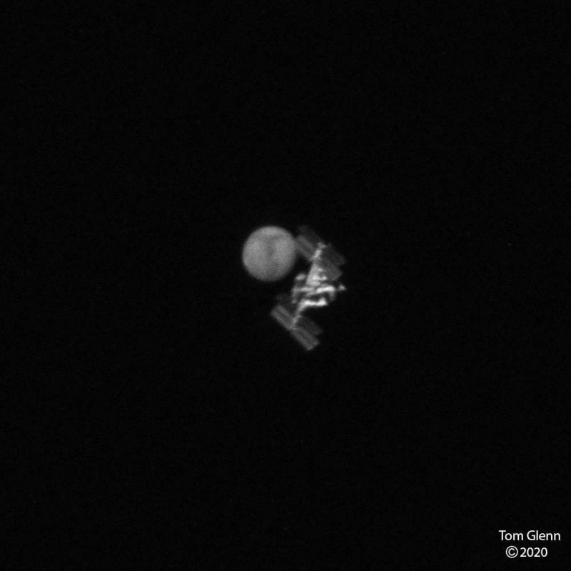 En enkelt ramme fra videoen af ​​den internationale rumstation, der passerer foran Mars, viser et solpanel, der lige nikker kanten af ​​planeten. Kredit: Thomas Glenn