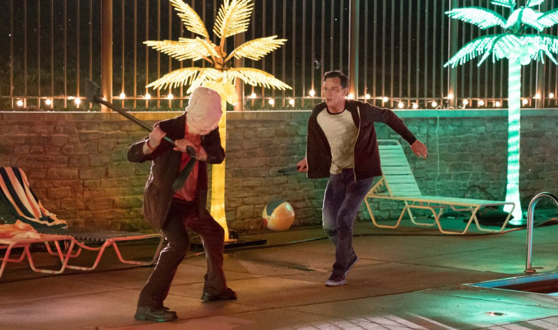 Potem ko so ga prikrili maskirani zlikovci, se Luke (Lewis Pullman) bori proti Človeku v maski (Damian Maffei) v filmu STRANGERS: PREY NIGHT.