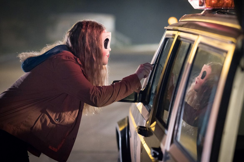 Dollface (Emma Bellomy) joue avec sa victime dans THE STRANGERS: PREY AT NIGHT.