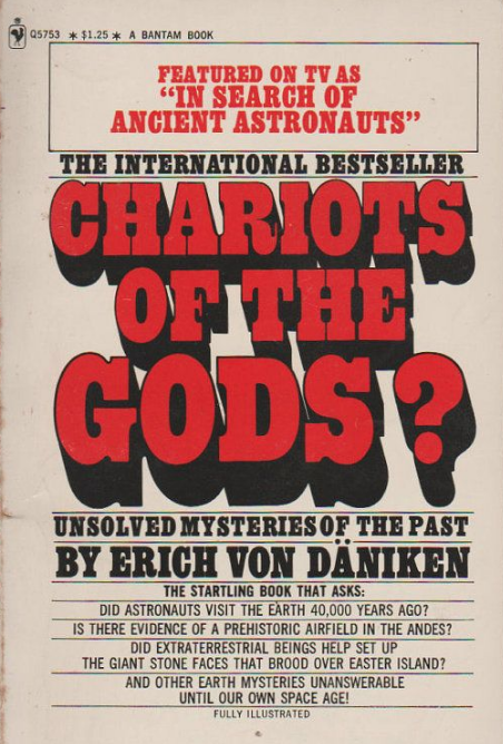 El legendario experto en ovnis Erich Von Daniken en sus Carros de los Dioses a los 50