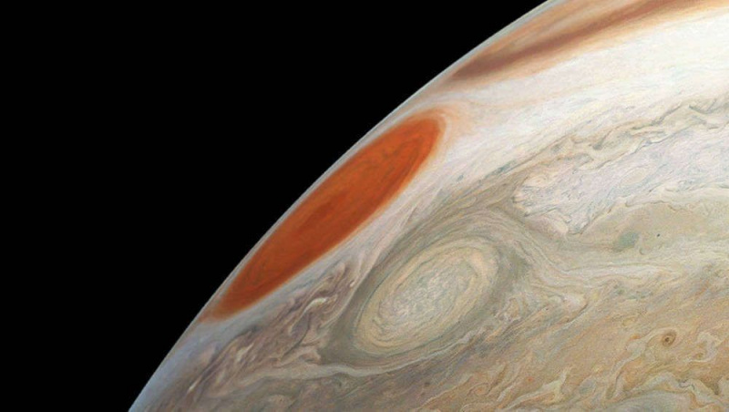 Тъй като Голямото червено петно ​​на Юпитер не е достатъчно чудовищно, то поглъща цели бури