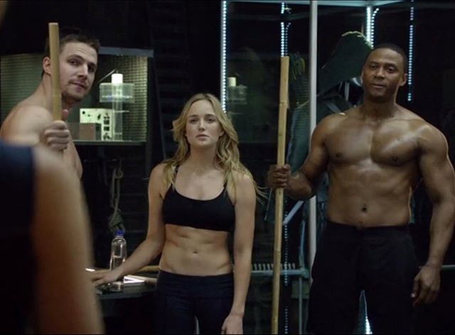 Galutinai reitinguojama 10 seksualiausių „Arrowverse“ personažų