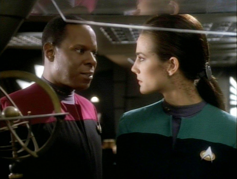 Ένας οδηγός που παρακολουθεί υπερβολικά το Star Trek: Deep Space Nine's Jadzia Dax