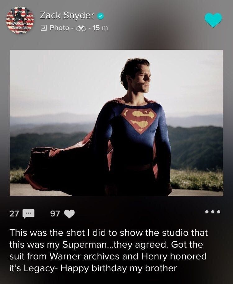 Zack Snyder는 고전적인 Christopher Reeve Superman 의상을 입은 Henry Cavill의 컬러 사진을 공개했습니다.