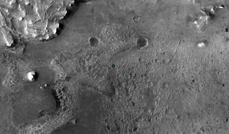Marsi kulguri Perseverance maandumiskoht (roheline ja must ring) Jezero kraatris. Ülemine vasakpoolne moodustis on jõe delta serv, kus iidne veevool paiskas sette kraatrijärve. Krediit: NASA/JPL-Caltech/A ülikool