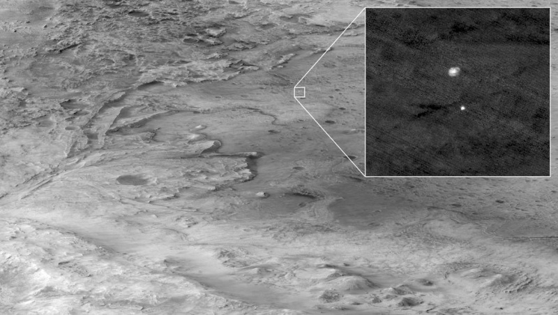 „HiRISE“ kamera, esanti „Mars Reconnaissance Orbiter“, šį neįtikėtiną kadrą iš roverio „Perseverance“ nusileido parašiutu į Marso paviršių 2021 m. Vasario 18 d. Kreditas: NASA/JPL/UArizona