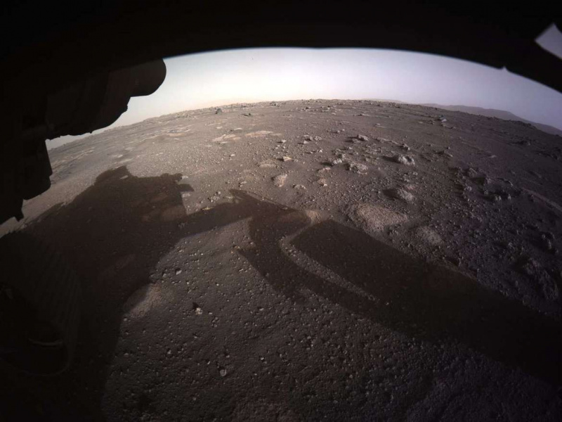 Deze opname van de gevarencamera van Persevarance is de eerste kleurenfoto die door de rover is gemaakt, nadat de stofkap (die de camera tijdens de landing tegen vuil beschermde) was verwijderd. Krediet: NASA/JPL-Caltech
