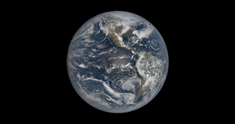 A Terra no equinócio vernal de 20 de março de 2019. Esta imagem foi obtida pelo satélite DSCOVR a 1,6 milhões de km da Terra na direção do sol. O brilho é a luz do sol refletida no Oceano Pacífico, diretamente no Equador.