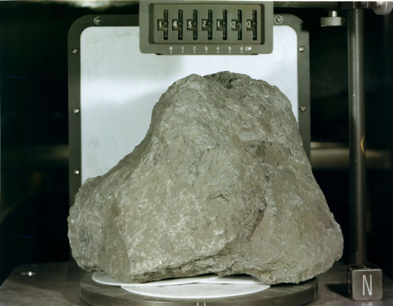 Една от най -старите скали на Земята може да е намерена ... на Луната