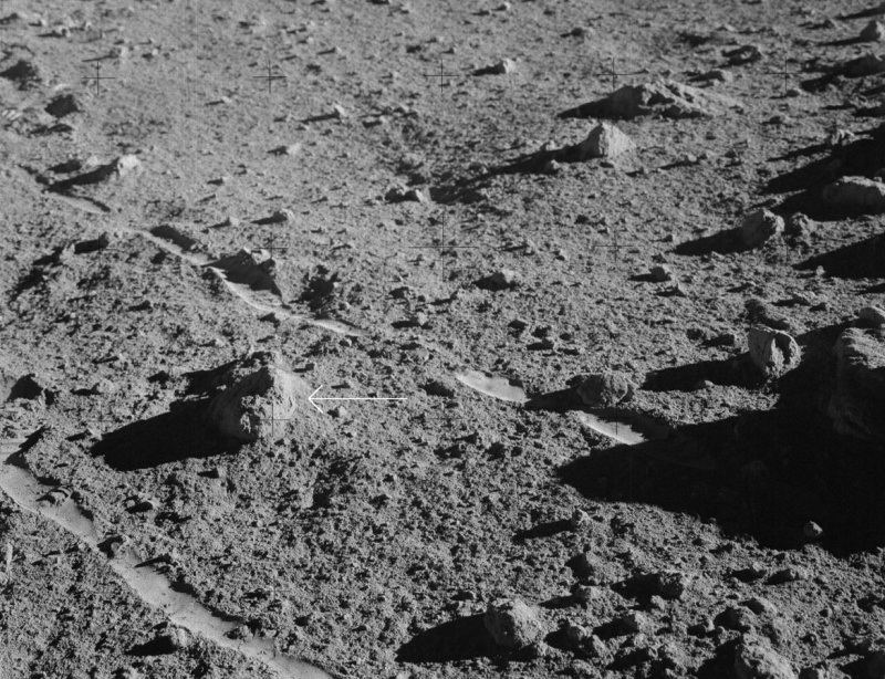 Roca 14321 (con flechas) tal como fue encontrada en la superficie lunar por Alan Shepard durante la misión Apolo 14. Crédito: NASA