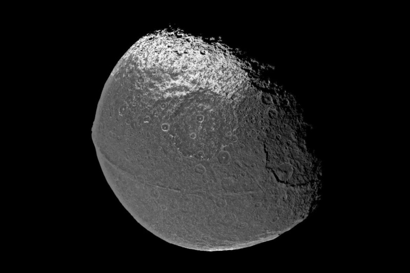 Iapetus er en måne på Saturn og har en meget underlig bjergryg, der går hele vejen rundt om ækvator. Kredit: Cassini Imaging Team, SSI, JPL, ESA, NASA