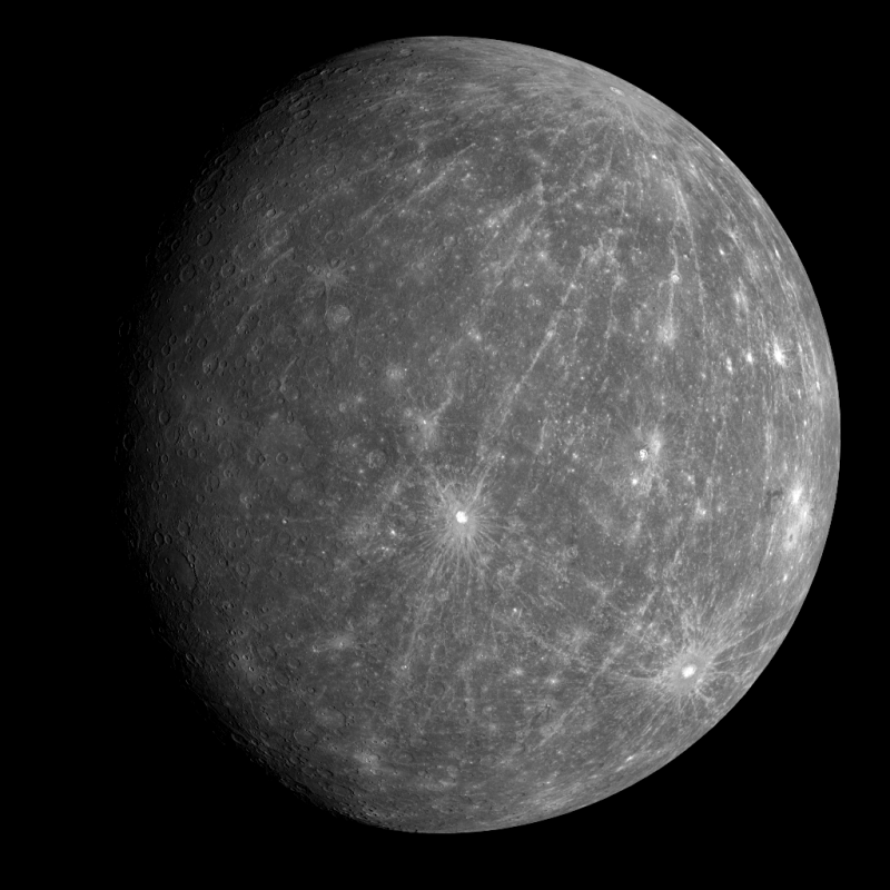 Mozaik Merkurja, ki ga je leta 2008 posnelo vesoljsko plovilo MESSENGER in prikazuje udarne kraterje z izjemno dolgimi žarkovnimi sistemi. Zasluge: NASA/Laboratorij za uporabno fiziko Univerze Johns Hopkins/Carnegie Institution iz Washingtona