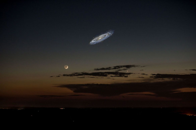 Да, тази снимка на Луната и галактиката Андромеда е приблизително правилна