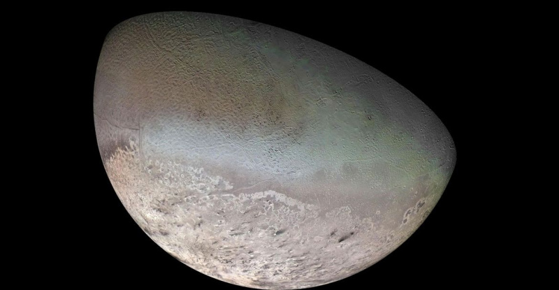 1989년에 보이저 2호가 비행하는 동안 촬영한 해왕성의 위성 트리톤의 모자이크입니다. 바닥 근처에 검은색 줄무늬가 있습니다. 간헐천과 같은 분출과 바람의 증거. 크레딧: NASA/JPL/USGS