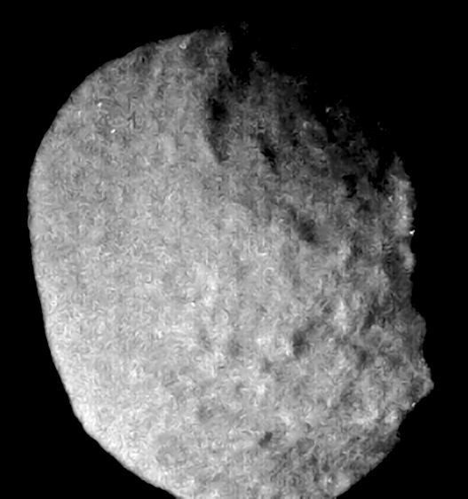 보이저 2호가 1989년에 촬영한 해왕성의 위성 프로테우스의 이미지. 오른쪽 상단에 거대한 분화구 파로스가 보인다. 출처: NASA/JPL-Caltech/Kevin M. Gill