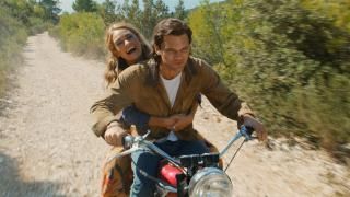 Mamma mia! Here We Go Again Movie: Η Donna και ο Sam οδηγούν μοτοσικλέτα