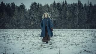 The Witcher Television: Scene 1 Ciri é vista contra um cenário de inverno.