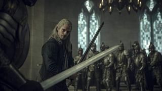 The Witcher Television: Scene 2 Geralt ergue sua espada contra um combatente.