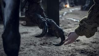 The Witcher Television: Cena 3 Geralt toca a mão com garras de um monstro.