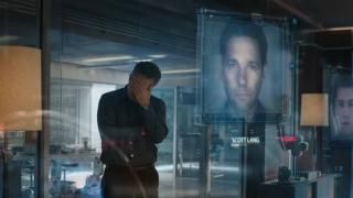 Avengers: Endgame Movie: Bruce Banner ser på et bilde av Scott Lang i Avengers HQ