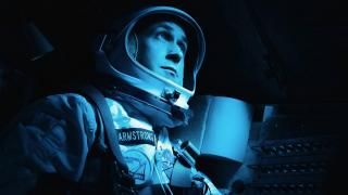 First Man Movie: Ο Ryan Gosling ως Neil Armstrong σε μια διαστημική στολή