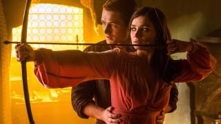 Robin Hood (2018) Película: Robin enseña a Maid Marian cómo disparar