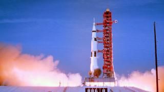 Филм на Аполо 11: Аполон 11 започва изстрелването на мисията за кацане на Луната