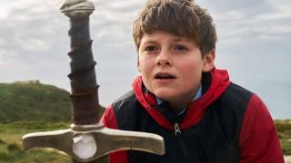 Poiss, kes oleks kuningas Film: Alex seisab kivis mõõga ees
