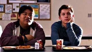 スパイダーマン:ホームカミング映画:ピーターはカフェテリアで友人とランチを食べる