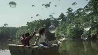 Raising Dion TV Series: Никол се оглежда в учудване, докато Дион вдига огромни водни капчици от езерото, в което те