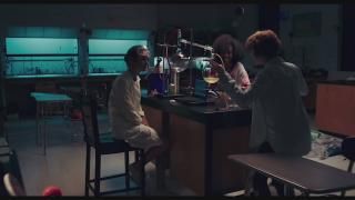 Nancy Drew og den skjulte trappefilm: Nancy mødes med George og Bess i videnskabslaboratoriet