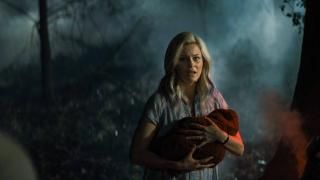 Película de Brightburn: Tori Bryer sostiene a un bebé envuelto en pañales en un bosque brumoso