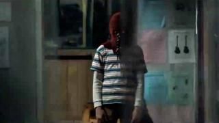 Película de Brightburn: Brandon usa una máscara roja espeluznante y se ve siniestro