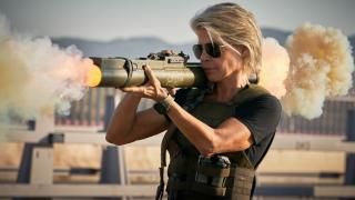 Terminaator: Tume jõud Film: Sarah Connor hoiab käes suurt relva