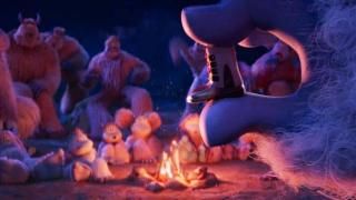Mazo pēdu filma: Stillu grupa, kas sēž ap uguni un skatās uz mazu zābaku