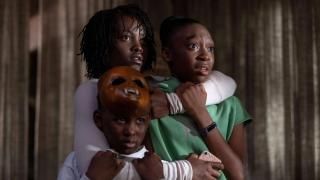 Película estadounidense: Adelaide abraza a sus aterrorizados hijos
