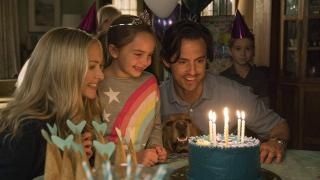 The Art of Racing in the Rain Película: Enzo y la familia Swift en una fiesta de cumpleaños