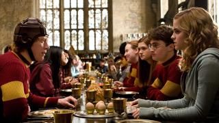 Ο Χάρι Πότερ και η ταινία του Half Blood Prince: Ο Ρον, ο Χάρι και η Ερμιόνη κάθονται στο Great Hall