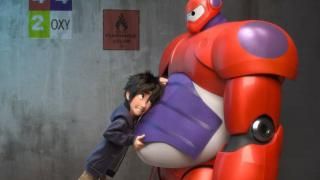 Big Hero 6-film: Hiro lægger rustning på Baymax